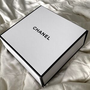 MAGNETIC CLOSURE CHANEL BOX